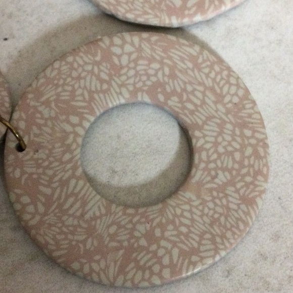 NWT tan print double circle 2.5” drop earrings - Picture 3 of 7